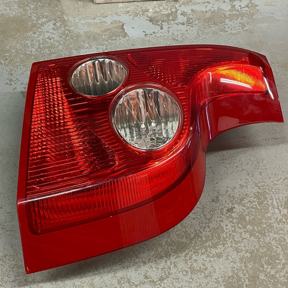 Genuine Volvo Right Lower Tail Lamp XC90 2003 - 2006 30612810 157-634 - Picture 2 of 8